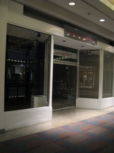 empty storefront, Chicago Place Mall, North Michigan Avenue