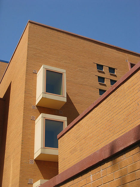 Max Palevsky Residential Commons, University of Chicago, Riccardo Legorreta, architect 